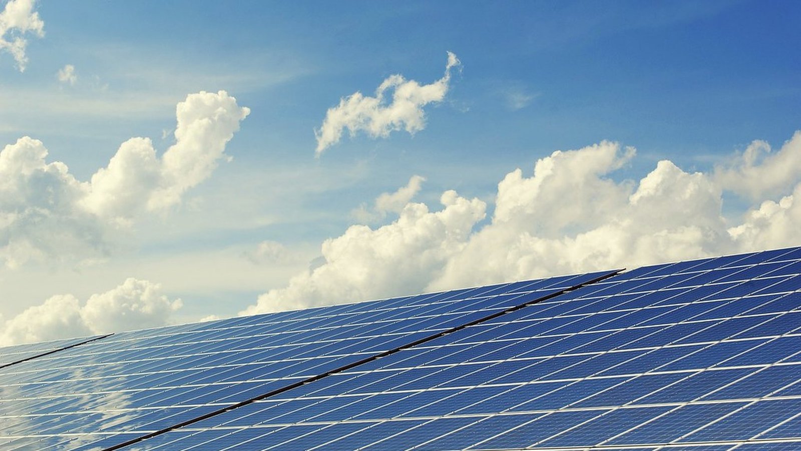 Solarglas statt Aufdachmodul: Wann sich Glas-Glas-Module für Terrasse und Carport lohnen